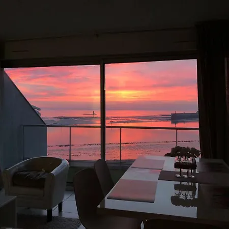 Les Pieds Dans L'eau Acces Direct A La ! *