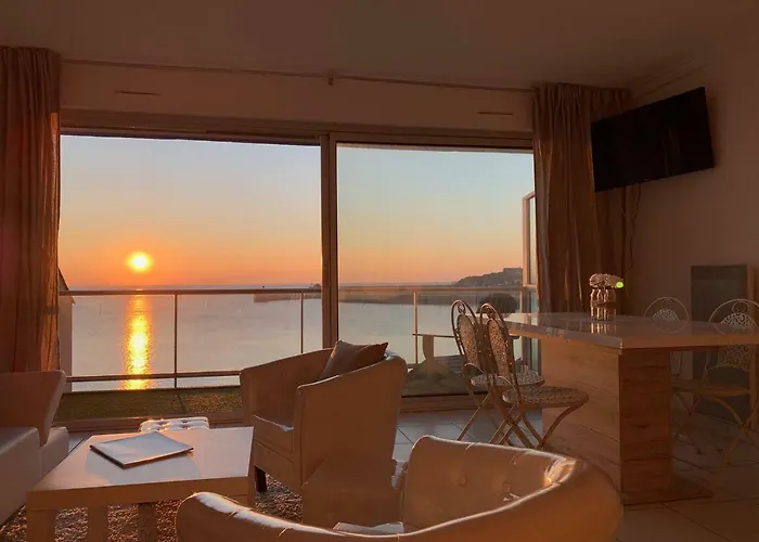 Les Pieds Dans L'eau Accès Direct à La ! Granville